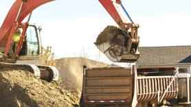 Atrapado por las pinzas de una excavadora al regresar de coger setas: "Quería aplastarme, me vi muerto"