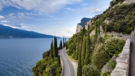 La panorámica carretera que salió en una peli de James Bond que atraviesa 50 kilómetros del lago más grande de Italia