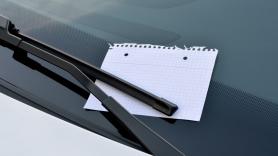 Si te encuentras un papel en el parabrisas, atento: un abogado alerta de lo que NO debes hacer jamás
