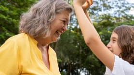 Deja una certera reflexión tras ver un vídeo de una nieta bromeando con su abuela: papel y boli