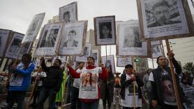 "¡Fue el Ejército!", claman en México en la marcha por los estudiantes desaparecidos tras 10 años de impunidad