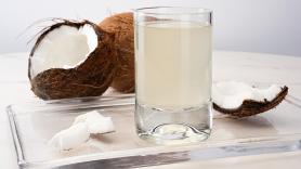 Reduce la presión arterial y otros cuatro beneficios de beber agua de coco