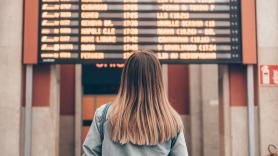 Recoge a su madre en el aeropuerto, ella le dice de ir a un restaurante y el desenlace da la vuelta al mundo