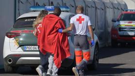 Un nuevo cayuco llega a El Hierro con 77 personas cuando continúa la búsqueda de cuerpos en el mar