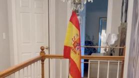 Lo que hace un estadounidense con la bandera de España sería raro hasta aquí: para él, normalísimo