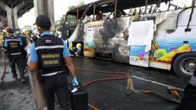 Al menos 10 muertos al incendiarse un autobús escolar en Bangkok