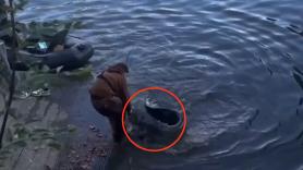 Un pescador intenta sacar un monstruo de río y un gesto inesperado del pez se convierte en un momento dramático