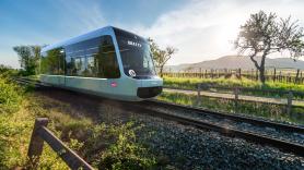 El nuevo tren eléctrico que viaja por vías olvidadas asombra: acepta 80 pasajeros y su batería se carga en dos minutos