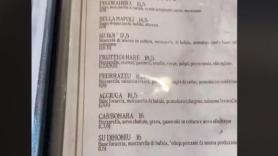 La carta de un restaurante italiano incluye pizza con piña y la anotación que ponen es una delicia