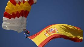 Misión sorprender a Felipe VI: el despliegue de la bandera de España más temerario por el gran paracaidista del ejército