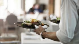 Encuentra un cristal en su plato y el dueño enfurece por la mala reseña a su restaurante: "Las cámaras demuestran que mientes"