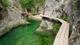 El tesoro escondido de Teruel: el pueblo otoñal de la 'Toscana española' con decenas de piscinas naturales