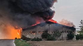 Un incendio en Valencia obliga a confinar las viviendas de la zona