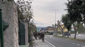 Se lleva una sorpresa mayúscula cuando sale de su casa y se encuentra al ejército de este modo