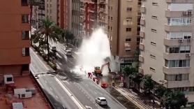 La espectacular rotura de una tubería que ha dejado sin agua a más de 150 personas en Valencia