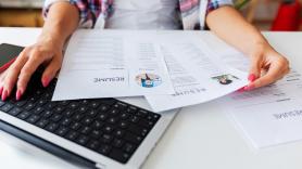 Una joven se postula a más de 100 ofertas de empleo y llega a una dura conclusión: "Solo buscan ganar dinero"