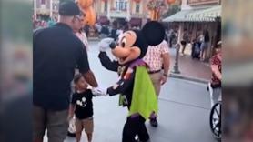 Un padre pierde a su hijo en Disneyland de forma absurda y recibe una dura amenaza de Mickey Mouse