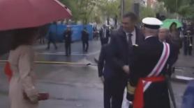 Una experta en protocolo pone la lupa en lo que ha hecho Sánchez al saludar a Ayuso