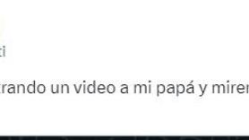 Enseña a su padre un vídeo del móvil y el mensaje que justo le envía su amiga es de todo menos oportuno