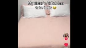 Ni chinches ni manchas raras: esta es la sorpresa que se encuentran al levantar las sabanas de la cama del AirBnB