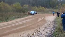 La curva maldita en la que varios coches se accidentan durante un rally