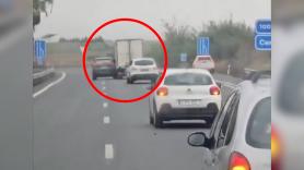 Graban el momento en el que dos coches asaltan un camión en plena autovía para robarlo