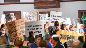 "Canarias no se vende": varias manifestaciones recorren las islas contra el turismo masivo