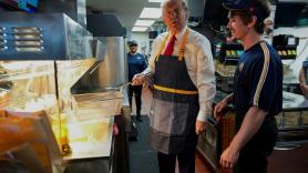 Trump cocina patatas fritas en un McDonald's e insiste sin pruebas en que Harris nunca trabajó en uno