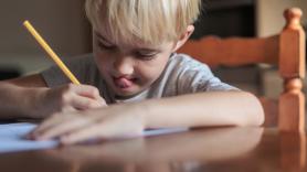 Una eminencia en psicología rompe el misterio de los niños que sacan la lengua al escribir