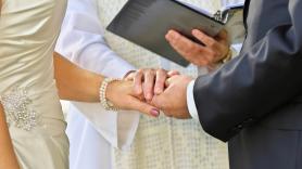 Un sacerdote para la boda por la forma de vestir de la dama de honor