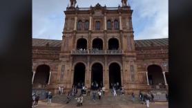 Graba a su amiga valenciana en la Plaza de España de Sevilla y muchos ya sabían lo que iba a ocurrir