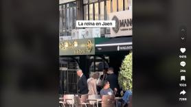 Graba a la reina Sofía por una calle de Jaén y el comentario que suelta al verla es ORO