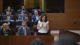 Ayuso defiende a su pareja en la Asamblea: "La montaña de corrupción es tan grande que un hilo dental no lo va a tapar"