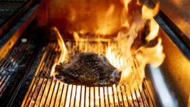 Este ingrediente esconde el secreto para que la carne de tu barbacoa no acabe quemada