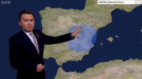 El hombre del tiempo en Reino Unido alucina en directo al explicar las consecuencias de la destructiva DANA de Valencia