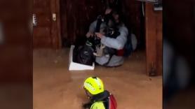 El increíble rescate a una señora y su perro desde un helicóptero por las inundaciones en Utiel, Valencia