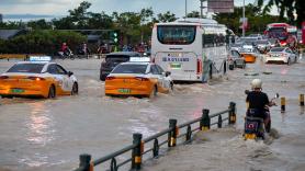 Subir al techo o salir por la ventanilla: qué hacer si tu coche queda atrapado en la riada