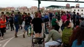 'El puente de la solidaridad' por el que llegan cientos de personas con víveres a las zonas afectadas por la DANA