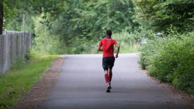 Sale a correr 30 kilómetros por el bosque y desaparece durante un mes: aparece desnudo y explica la forma de sobrevivir