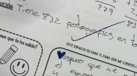 Una profesora deja a los niños que le escriban mensajes en los exámenes y lo que ponen arrasa