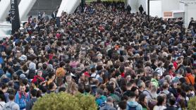 Miles de personas esperan en la Ciudad de las Artes de Valencia para organizarse y ayudar en la zona afectada por la DANA