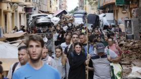 Miles de personas esperan en la Ciudad de las Artes de Valencia para organizarse y ayudar en la zona afectada por la DANA