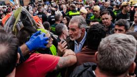 Felipe VI se moja como nunca y una cámara capta una frase demoledora a un ciudadano: "¡Buscan provocar el caos!"