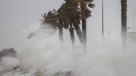 Protección Civil manda alertas a los móviles el Baix Llobregat por lluvias torrenciales