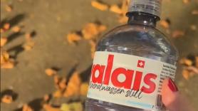 Una española enseña cómo son las botellas de agua en Suiza