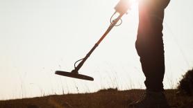 Un pensionista encuentra en su granja el tesoro romano tras casi 20 años de búsqueda con el detector de metales