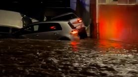 Una riada en Cadaqués (Girona) arrastra 32 coches tras las intensas lluvias de la madrugada