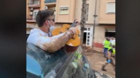 Un grupo de música aparece por sorpresa por las calles de Valencia: un minuto de unión y alegría