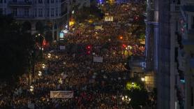 Continúan las tareas de limpieza en la fachada del Palau de la Generalitat