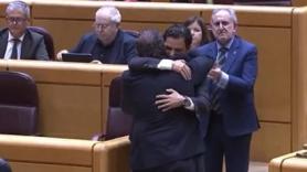 Un senador del PP y otro del PSOE se dan un abrazo por la tragedia de la DANA: "Debemos estar unidos"